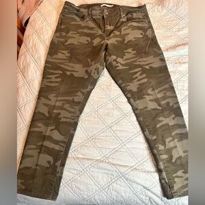 Women’s Levi camo jeans. Size 33 waist